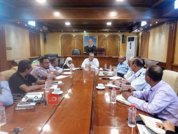 عدن : تشكل فريقا فنيا بشأن البواخر المتهالكة قرب الميناء