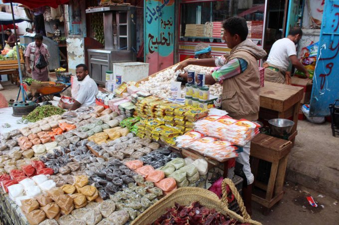 مضاعفة سعر الدولار الجمركي تثير قلق التجار في عدن