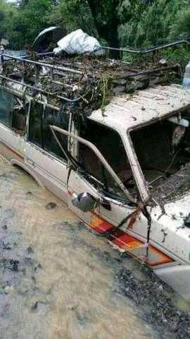 سيول عارمة تجرف عدد من السيارات في محافظة يمنية