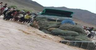 سيول الأمطار تغرق شاحنة بحضرموت