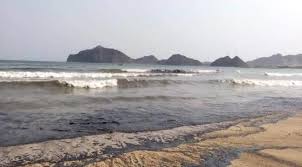 غرق سفينة وقود وتلوث بحري كبير في شواطئ عدن