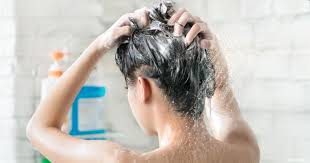ما مدى خطورة غسل الشعر يومياً ؟