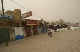 اضراب التجار يتسبب بشلل الحركة في أكبر منافذ اليمن البرية