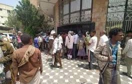 جنود يغلقون مبنى المحافظة في تعز