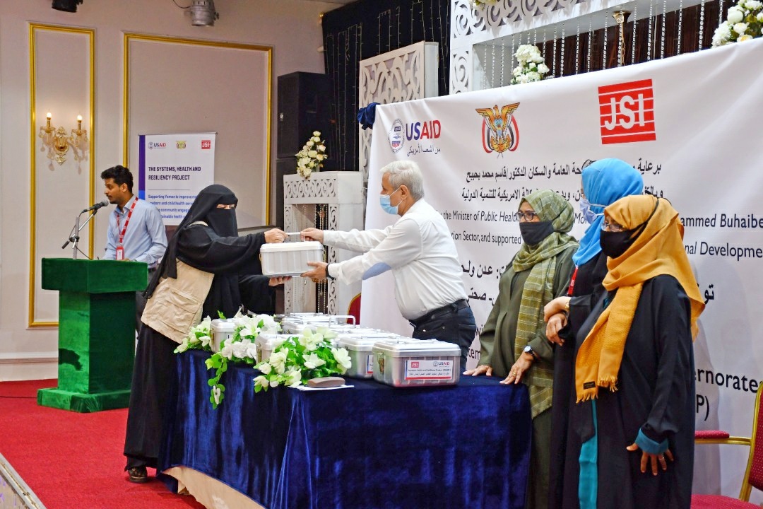 مشروع صحتي أولا يدشن توزيع حقائب لقابلات المجتمع في ثلاث محافظات يمنية
