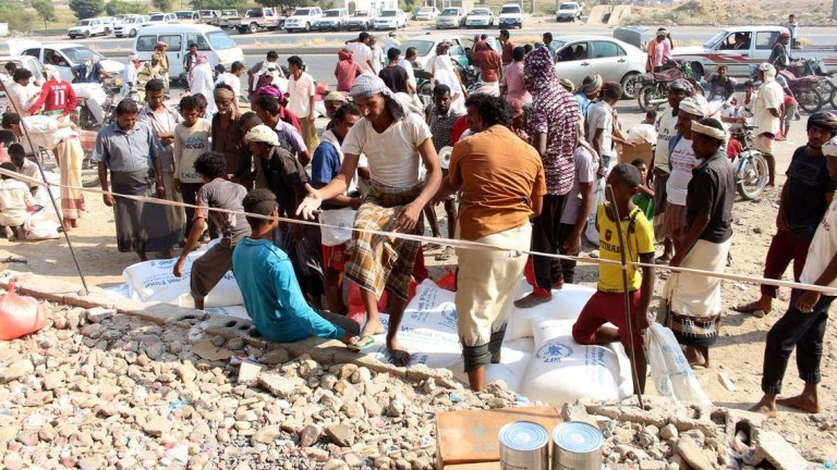 مناشدات لإغاثتهم .. الحوثيون يشردون 1400 أسرة في البيضاء