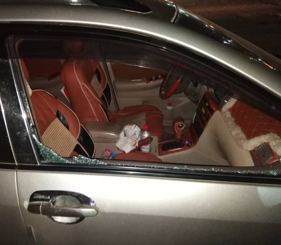 مدير مكتب وزير التربية والتعليم يتعرض للتهديد وتكسير سيارته الخاصة في عدن