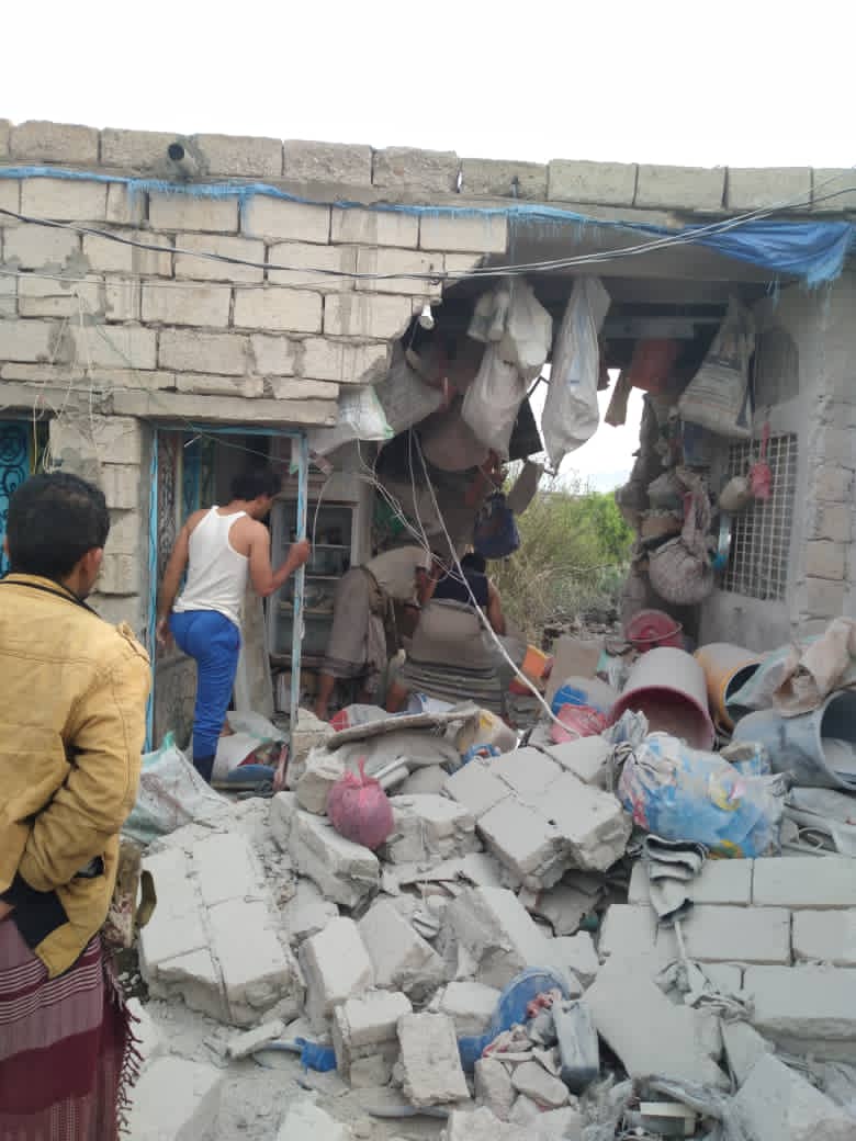 مليشيا الحوثي تقصف غرب قعطبة بقذائف الدبابات وتضرر عدد من منازل المواطنين