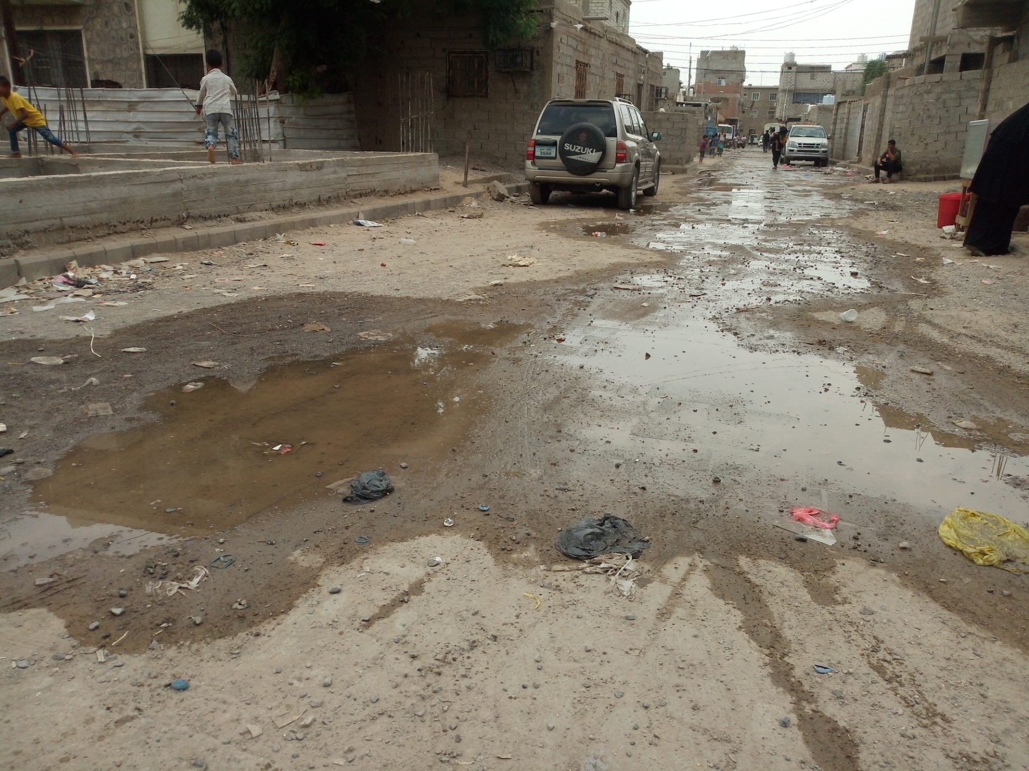 مواطنون في لحج يشكون من سد ممرات مياه الصرف الصحي