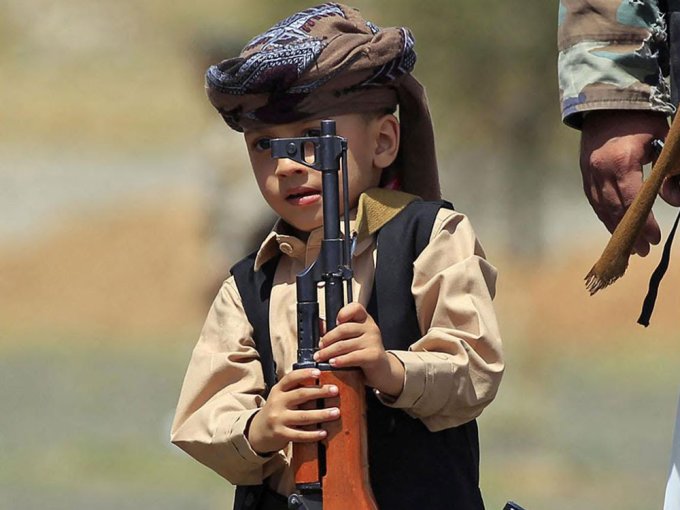 صحيفة دولية : جماعة حوثية تضع الأطفال على خط المواجهة