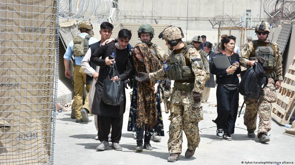 اشتباك بالأسلحة شمل قوات ألمانية وأمريكية عند مطار كابول وأفغان عملوا لصالح ألمانيا في انتظار نداء الأمان