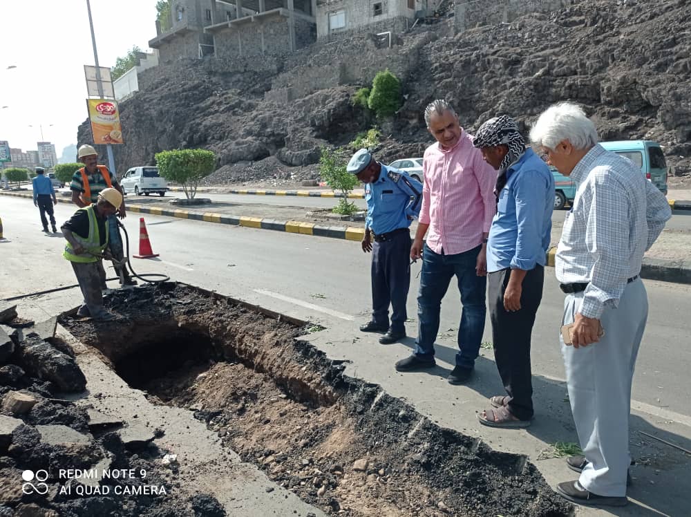 وكيل محافظة عدن ومأمور التواهي يطلعان على حجم الاضرار التي خلفتها مياه الامطار في طريق حجيف