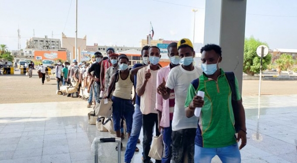 إجلاء 115 مهاجرًا إثيوبيًا من مطار عدن إلى بلدهم