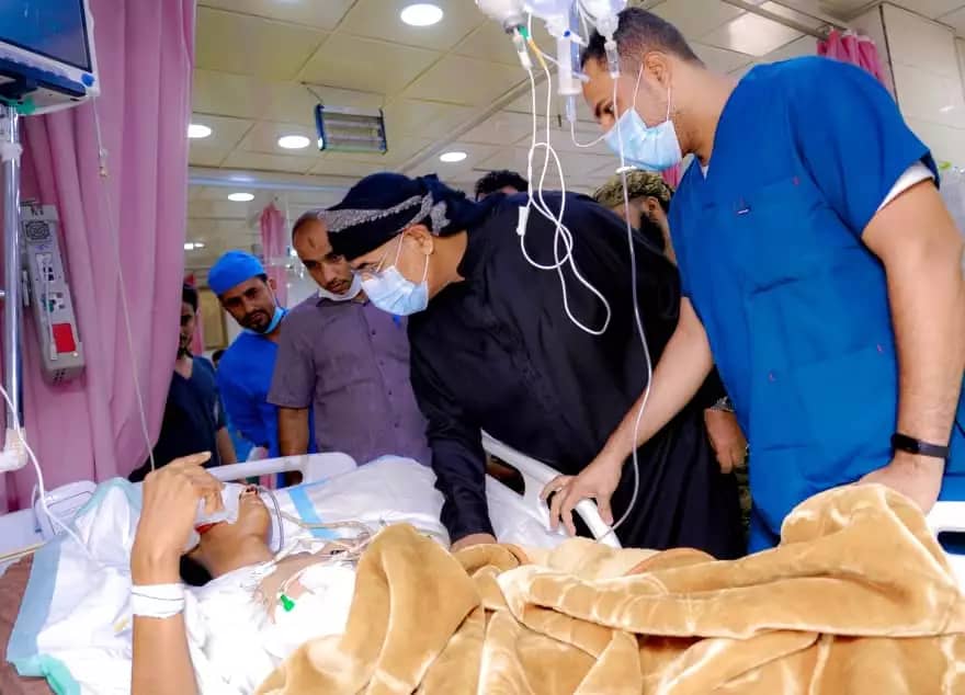 الزُبيدي يزور جرحى حادث معسكر العند في مستشفيات عدن