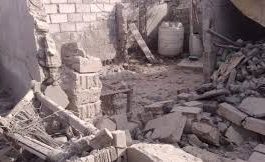 قصف مدفعي للحوثي يحدث دمار بمنازل المواطنين في حيس