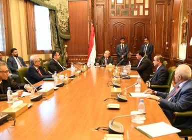 هادي يعترف بوجود نهب لإيرادات المحافظات المحررة في حسابات خاصة