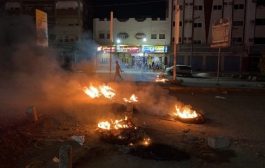 عدن : تظاهرة ليلية وقطع طرقات للمطالبة بالإفراج عن القائد 