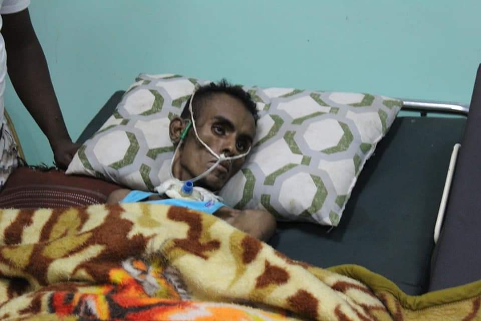 عامل نظافة لحج بين الحياة والموت و إدارته أذن من طين وأخرى من عجين 