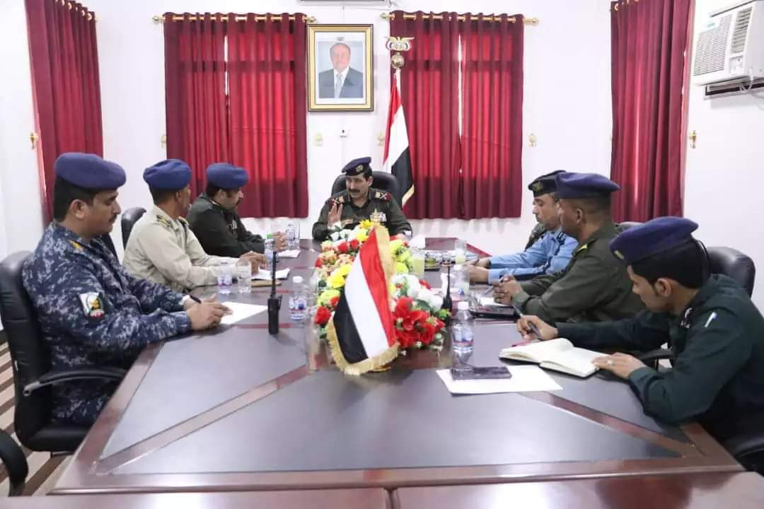 وزير الداخلية يجتمع مع مدراء الأجهزة الأمنية بوادي حضرموت