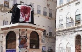 أهالي المكلا يعلقون ملابس إحدى قتلى الاحتجاجات على مدخل المدينة
