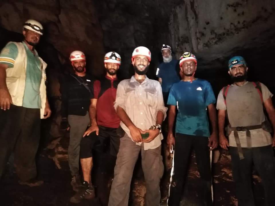 الفريق العماني الجيولوجي ينهي زيارته الاستكشافية لمحافظة المهرة بإجراء دراسة لكهف رمدود بحوف