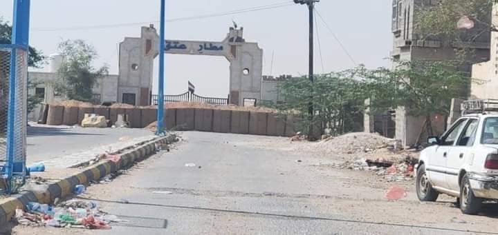 القوات السعودية تستحدث وتضع الحواجز الأمنية أمام مطار عتق