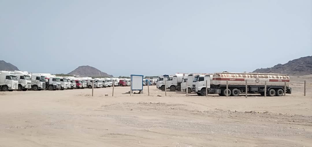 بعد مناشدة المواطنين .. مدير عام البريقة يخصص مواقف لناقلات المشتقات النفطية 