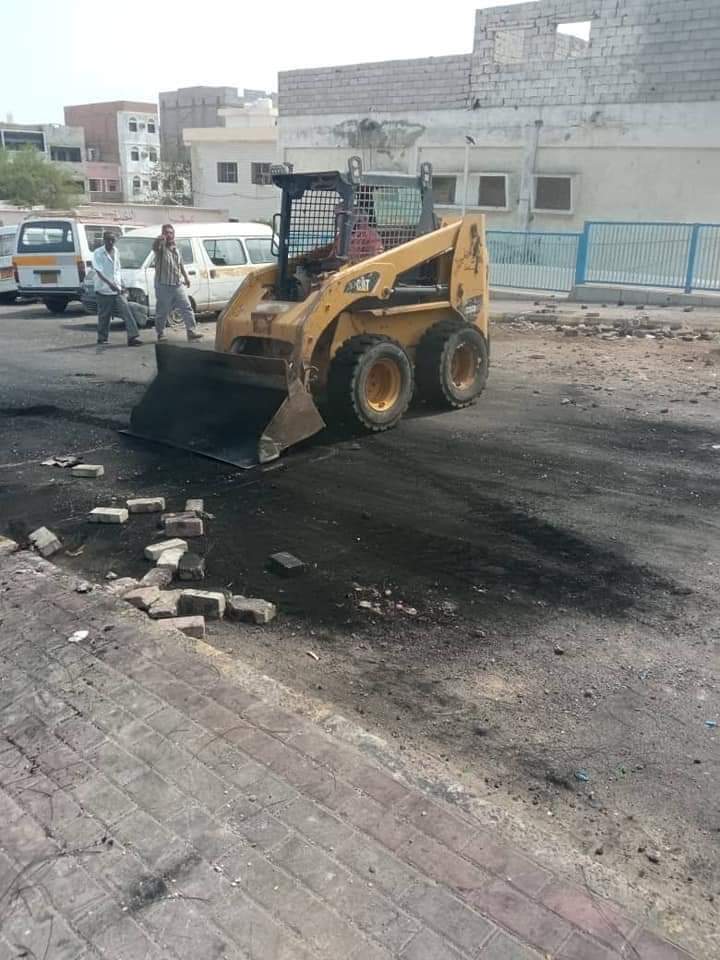 القوات الأمنية تعيد فتح الطرق بشوارع عدن