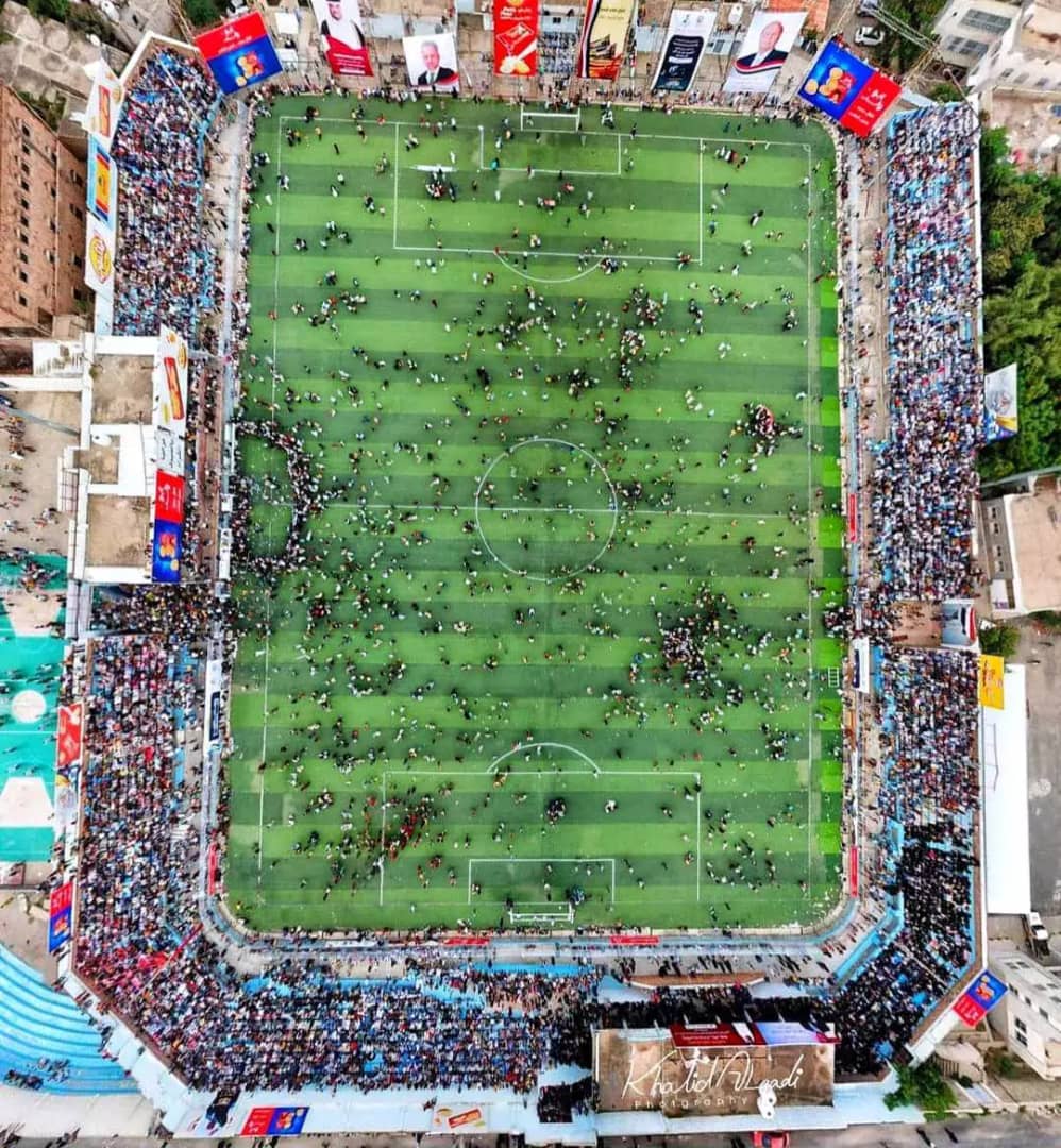 الجماهير تقتحم ارضية الملعب .. بسبب صورة أمير قطر فشل إقامة مباراة رياضية بتعز