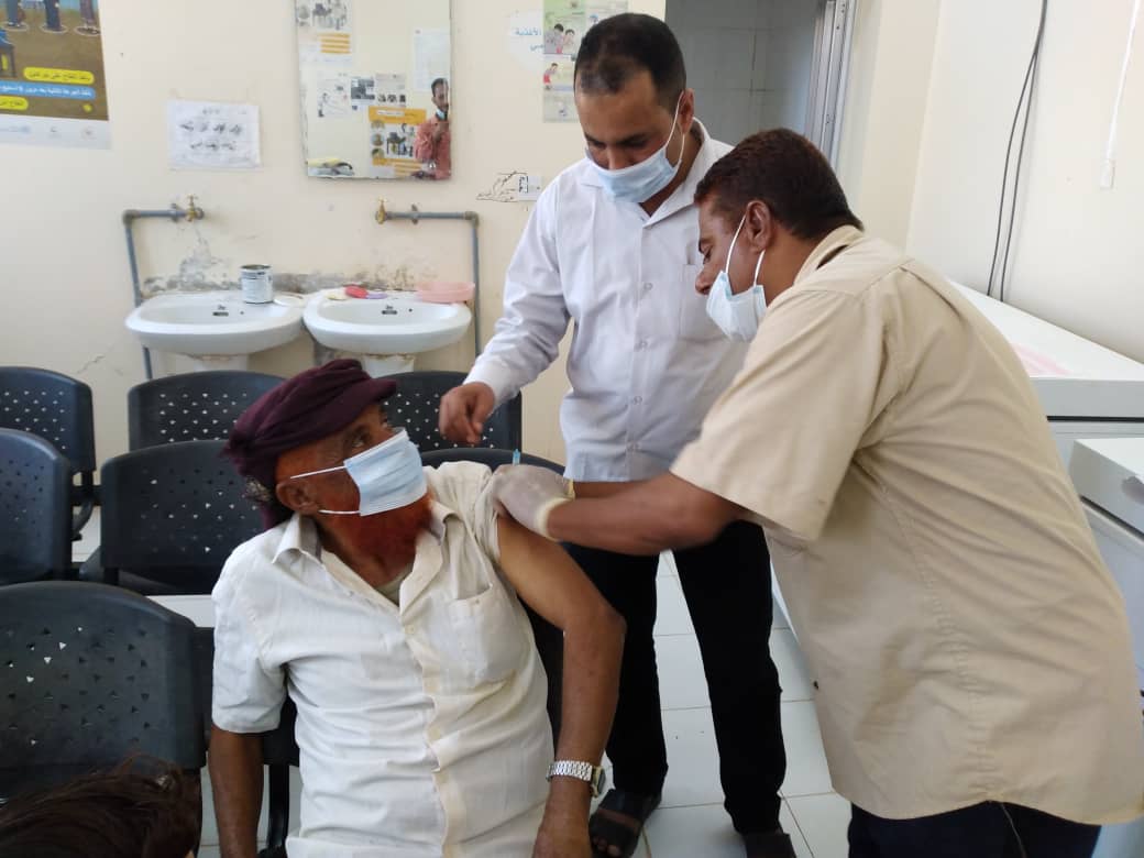 مدير مكتب الصحة والسكان بالازارق يدشن حملة التحصين للقاح استرازينيكا