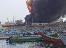 أصابة شخصين بحريق هائل اندلع في ميناء الشحر