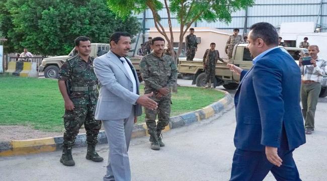 بعد ساعات من الزيارة رئيس الحكومة يغادر عتق .. وهذا ما تم خلال الزيارة 