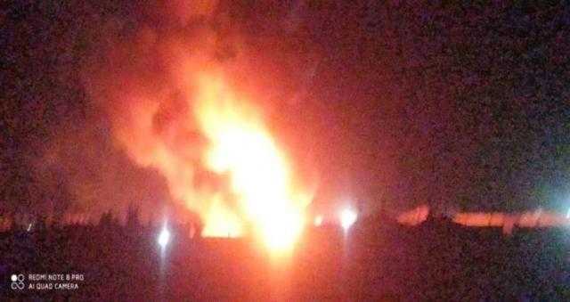 حريق بشاحنة وقود في محطة بترولية بلحج