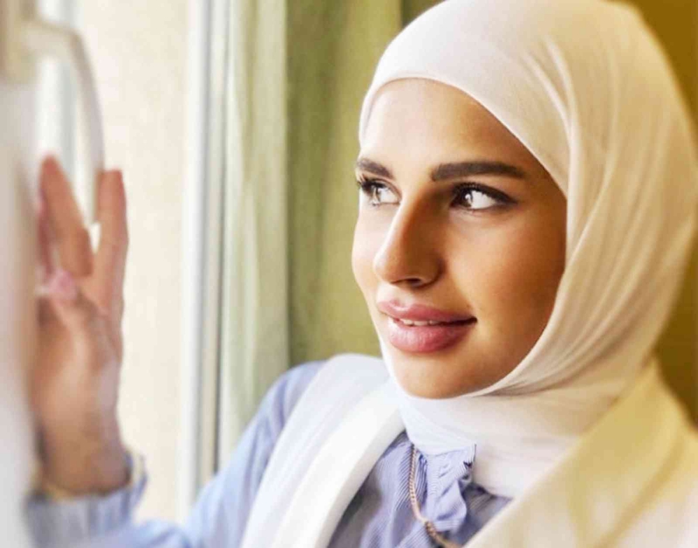 بعد ٨ سنوات تمثيل : ابنة الممثلة مي البلوشي تعتزل وترتدي الحجاب