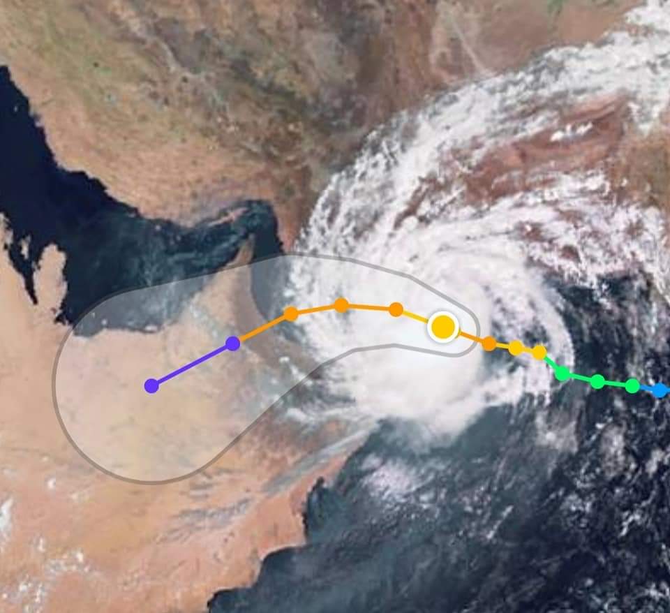 اعصار شاهين يقترب من سلطنة عمان ..والسلطات تدعو سكان ٣ ولايات لمغادرة منازلهم