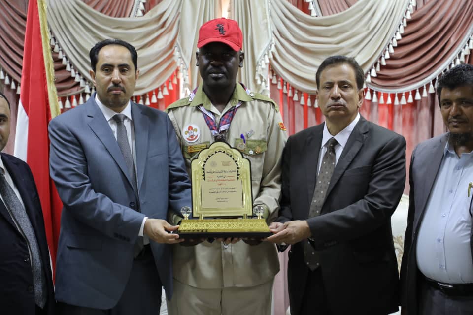 الوزير البكري يكرم قائد مفوضية الكشافة بمحافظة المهرة ويتفقد العمل بمشروع بيت الشباب والصالة الرياضية 