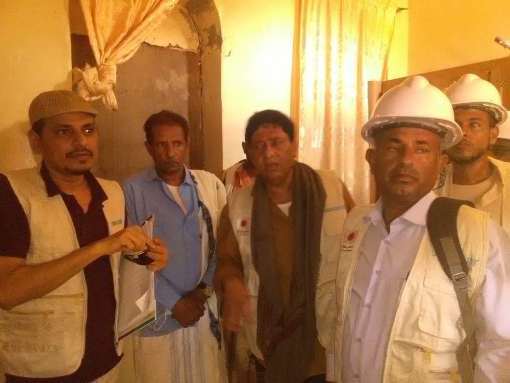 مدير عام مديرية الحوطة يدشن حصر المتضررين من الامطار في المديرية