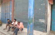 العند لحج : لليوم الثاني على التوالي احتجاج وإغلاق محلات وقطع طريق