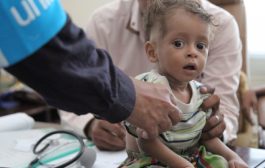 مع تنامي التوقعات باقتراب نهاية الحرب ..  شبح المجاعة يخنق براءة اطفال اليمن