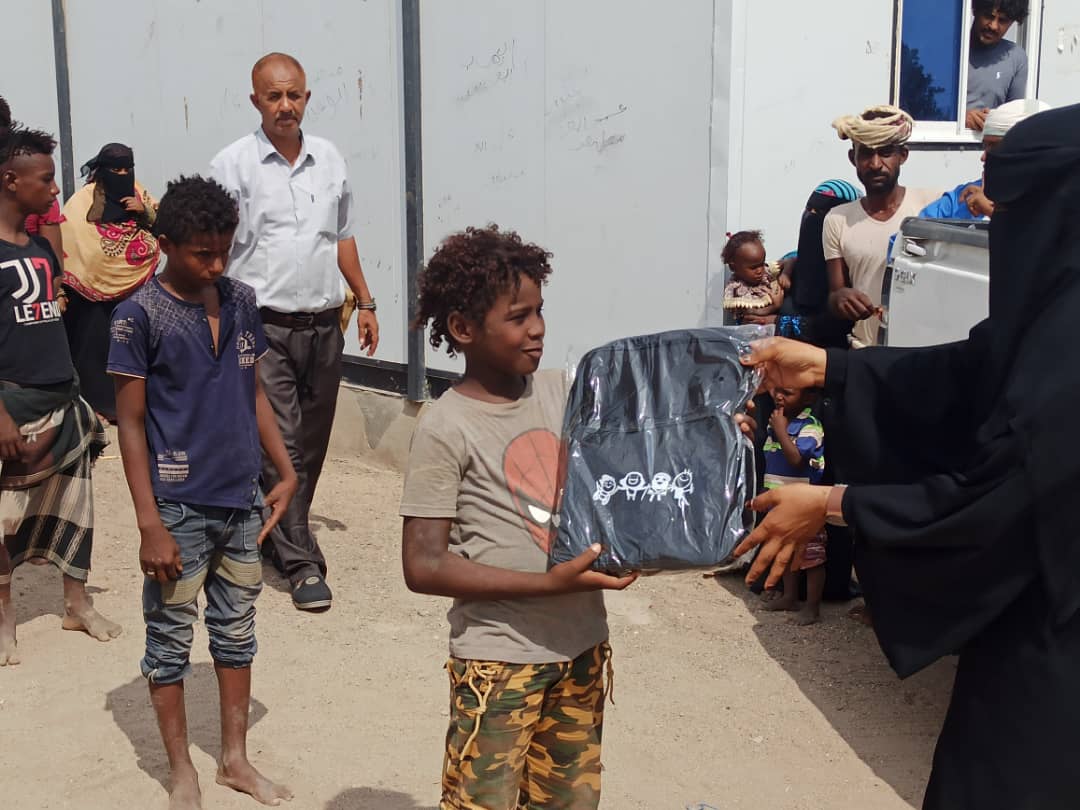 لحج : الوحدة التنفيذية تدشن توزيع ٢٢٠٠ حقيبة دراسية على مخيمات النازحين
