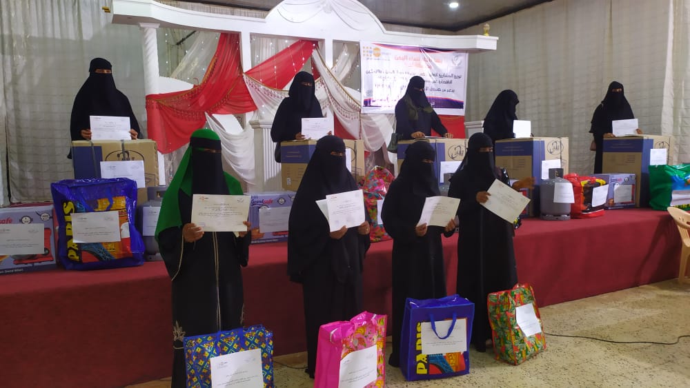 اتحاد نساء لحج يوزع المشاريع الصغيرة للمتدربات من النساء والفتيات 