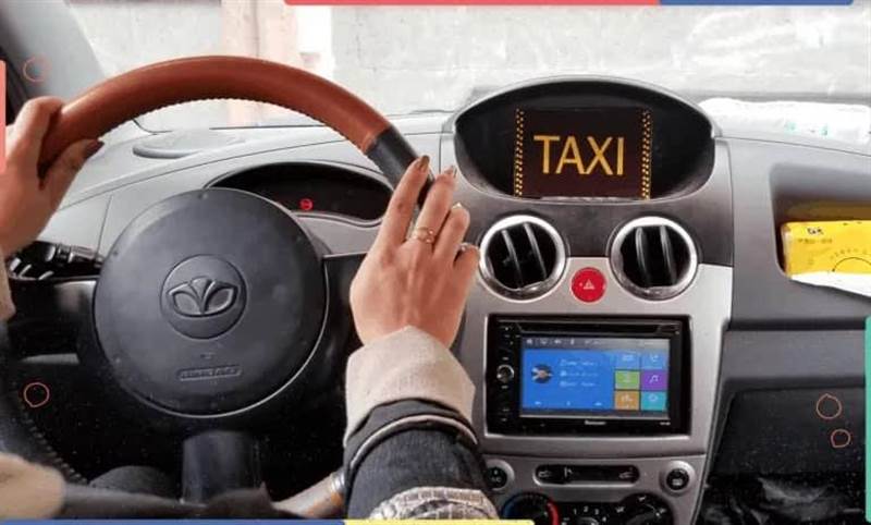 قيادة التاكسي .. اقتحام جديد من يمنيات لمهنة احتكرها الرجال