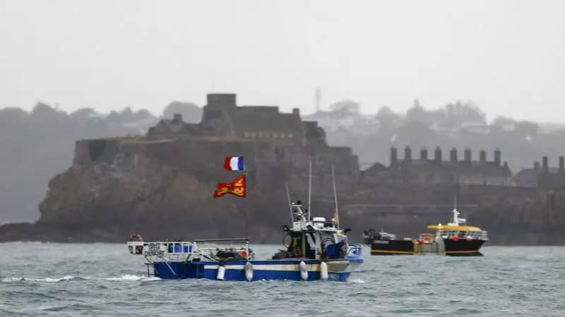 بريطانيا تستدعي السفيرة الفرنسية على خلفية أزمة الصيد