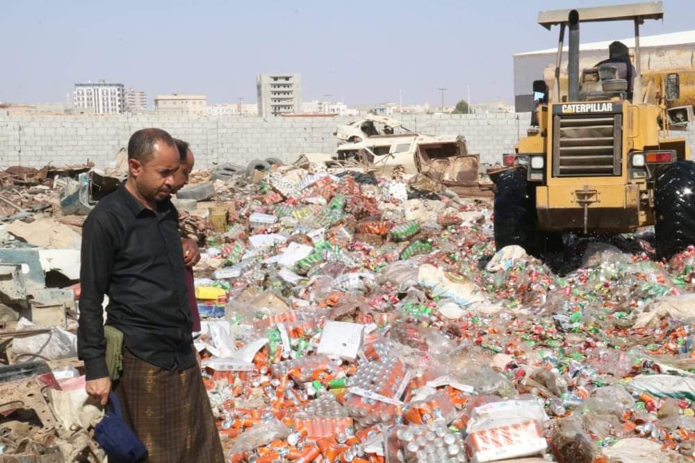 مكتب الصناعة والتجارة بالمهرة يتلف مشروبات غازية غير صالحة للاستخدام