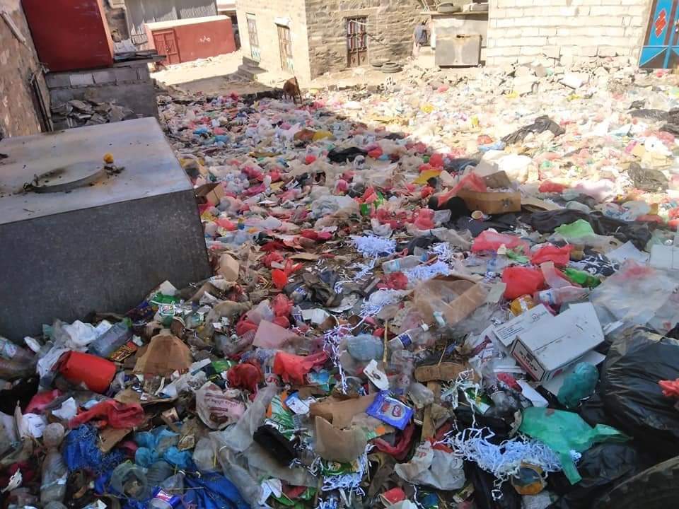 شوارع مديرية رصد يافع تغرق في النفايات 