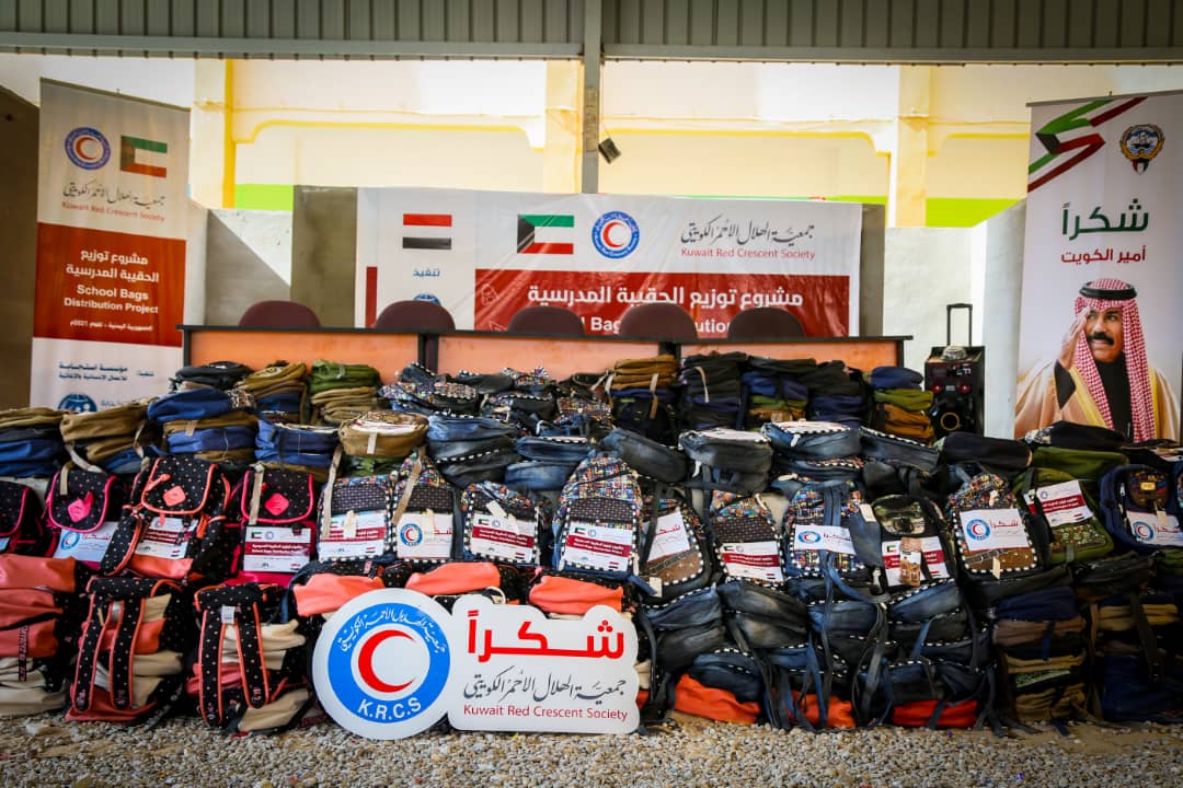 مؤسسة استجابة تدشن مشروع توزيع 4870 حقيبة مدرسة في 7 محافظات يمنية