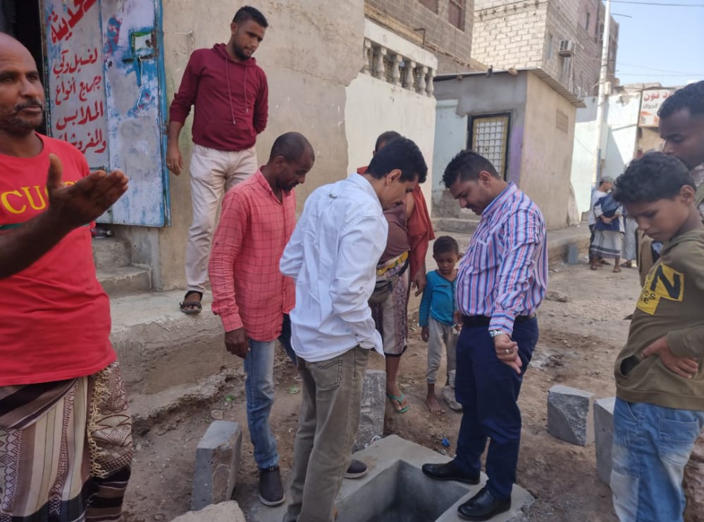 مدير عام الشيخ عثمان يتفقد سير مشروع الرصف الحجري بشارع اليابلي