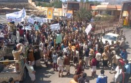 لليوم الثاني مظاهرات حاشدة أمام مصنع أسمنت الوطنية بمحافظة لحج