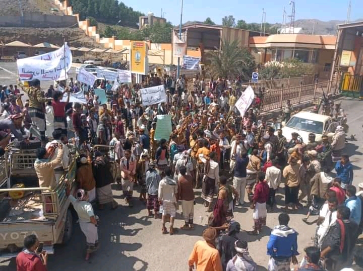 لليوم الثاني مظاهرات حاشدة أمام مصنع أسمنت الوطنية بمحافظة لحج