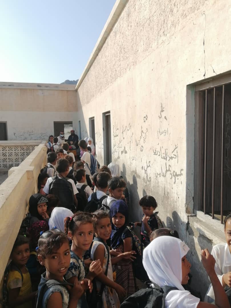 تربية خنفر توزع الحقيبة المدرسية على طلاب منطقة يرامس